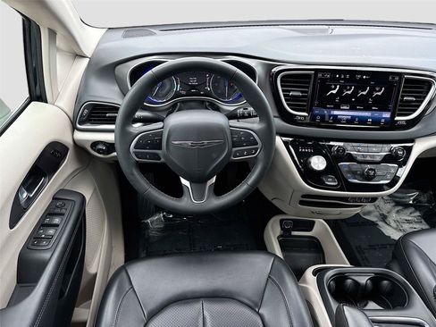 Used 2023 Chrysler Pacifica Touring-L FWD image 21