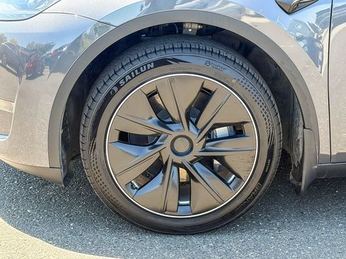 Used 2023 Tesla Model Y 2WD image 12