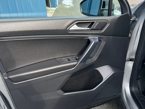 Used 2021 Volkswagen Tiguan SE image 32