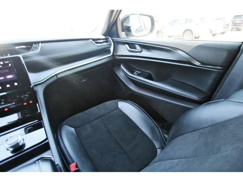 Used 2025 Jeep Grand Cherokee Altitude image 8