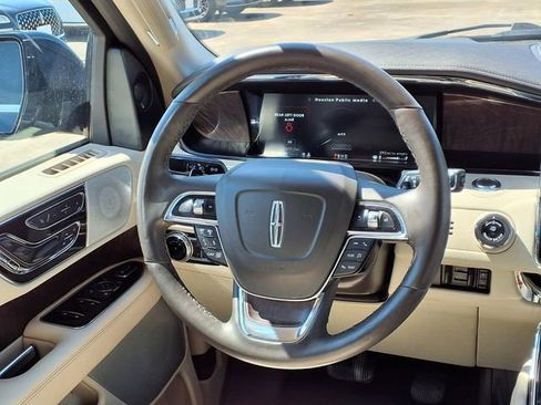 Certified 2021 Lincoln Navigator Reserve w/ Luxury Package AWD/4WD image 9