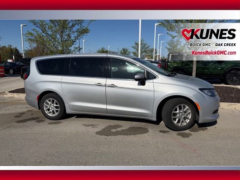 Used 2023 Chrysler Voyager LX FWD image 4