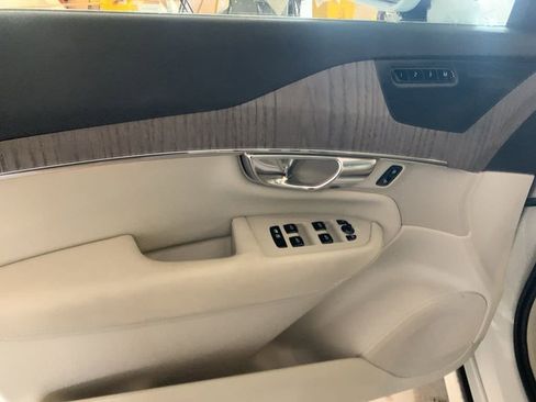 Used 2023 Volvo XC90 B6 Plus image 12