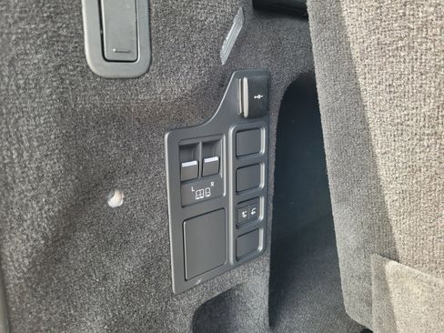 Used 2024 Land Rover Discovery S AWD/4WD image 27