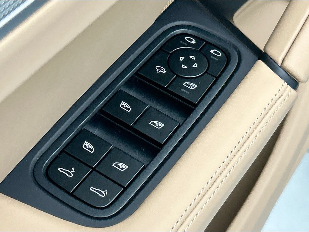 Used 2026 Porsche Cayenne AWD/4WD image 23