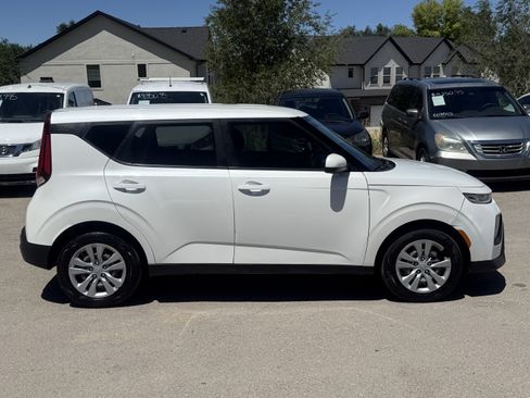 Used 2021 Kia Soul LX FWD image 3