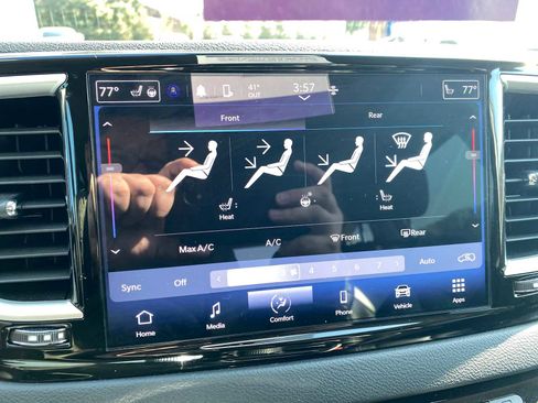 Used 2023 Chrysler Pacifica Touring-L image 24