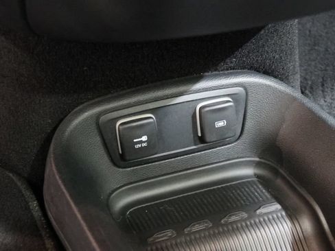 Used 2017 Chrysler Pacifica Limited w/ UConnect Theater Package FWD image 31