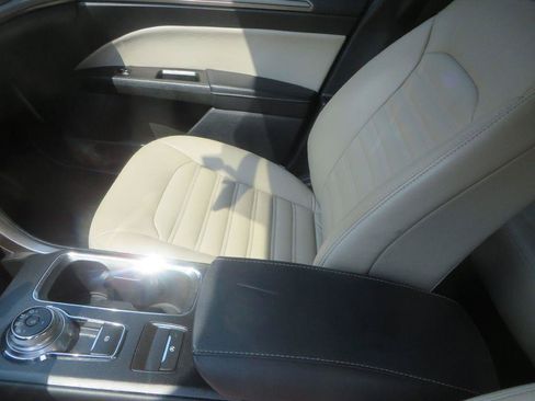 Used 2017 Ford Fusion SE w/ Fusion SE Technology Package FWD image 22