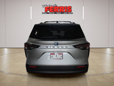 Used 2023 Toyota Sienna LE AWD/4WD image 4