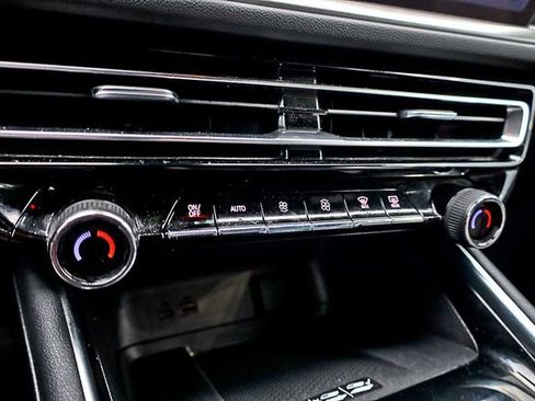 Used 2024 Chevrolet Traverse LT w/ Enhanced Driving Package image 27