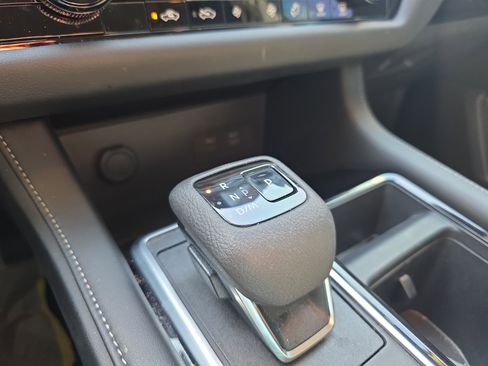 Used 2024 Nissan Pathfinder SV image 32