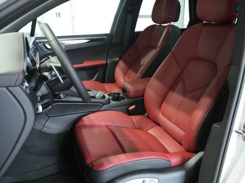 Certified 2025 Porsche Macan AWD/4WD image 5