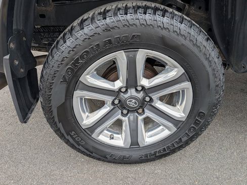 Used 2018 Toyota Tacoma Limited image 11