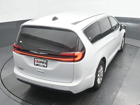 Used 2023 Chrysler Pacifica Touring-L FWD image 31