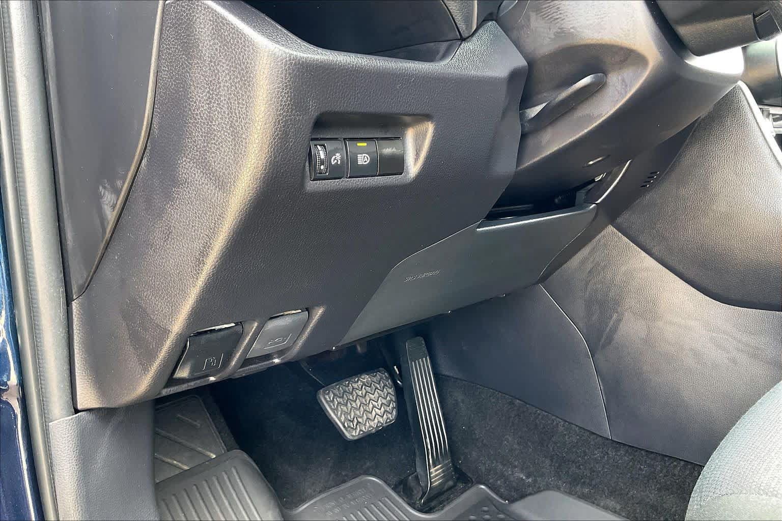 Used 2025 Toyota RAV4 XLE FWD image 35