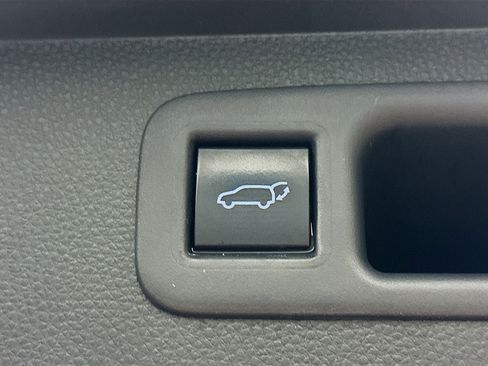 Used 2022 Toyota Highlander LE image 30