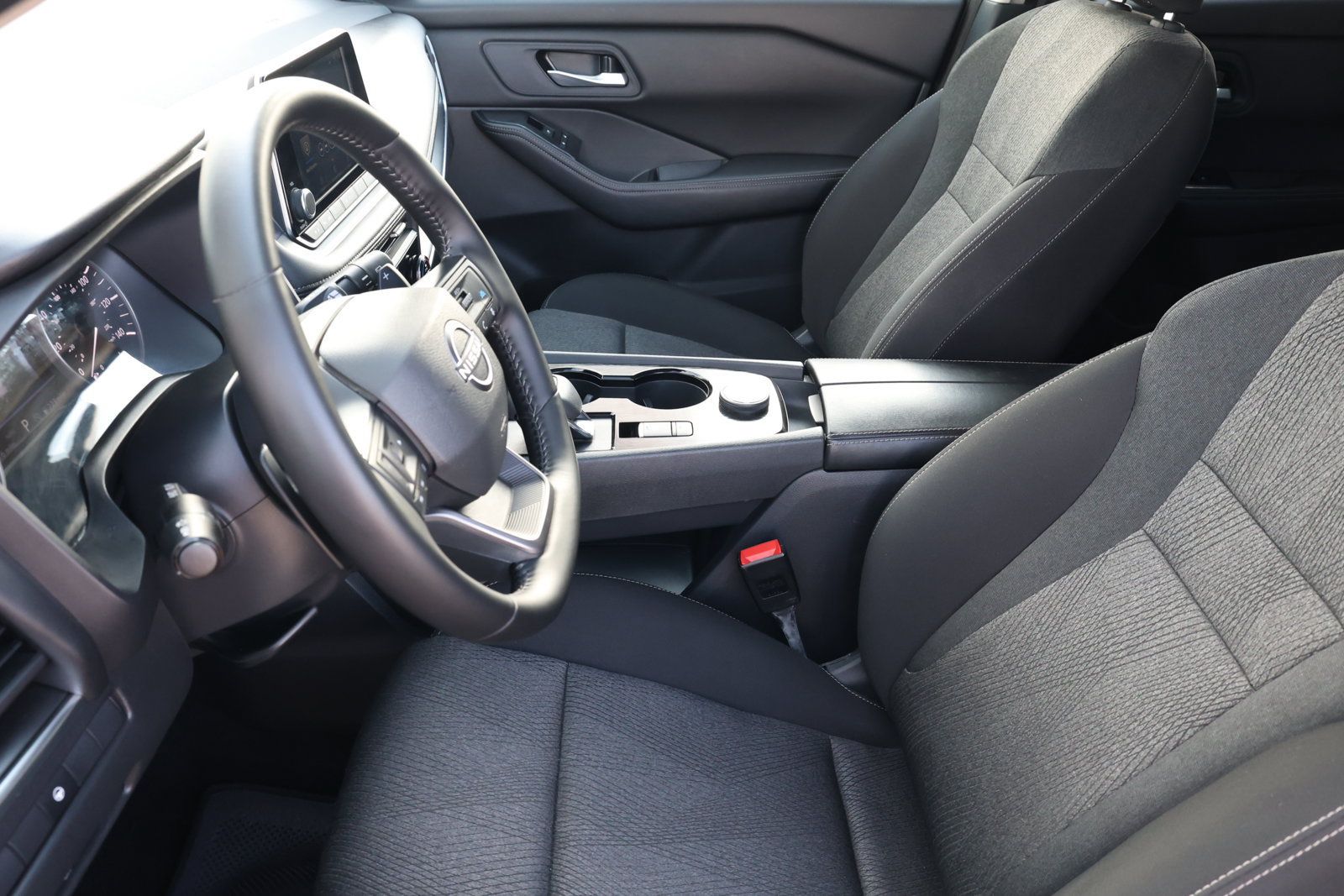 Used 2026 Nissan Rogue SV AWD/4WD image 14