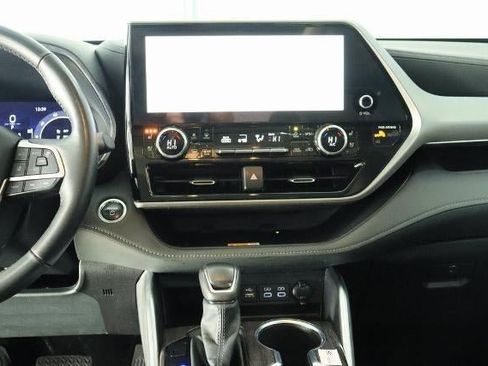 Used 2024 Toyota Highlander Platinum image 19