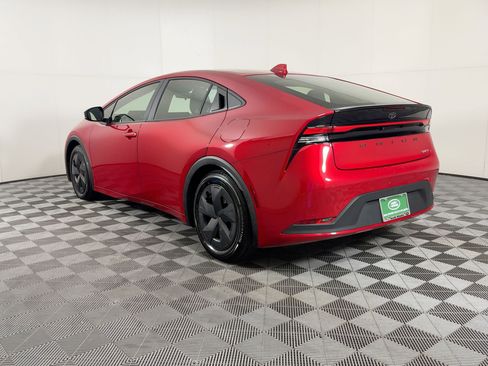 Used 2025 Toyota Prius LE image 3