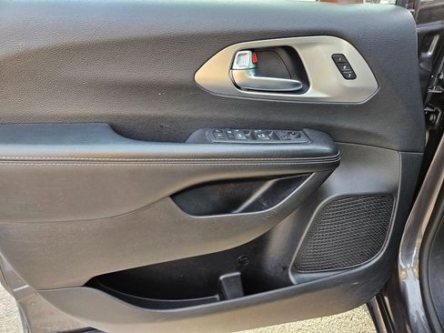 Used 2020 Chrysler Pacifica Touring-L w/ Advanced Safetytec Group image 12