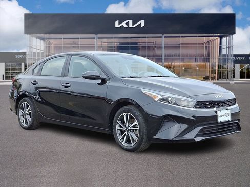 Certified 2022 Kia Forte LXS w/ LXS Technology Package FWD image 1