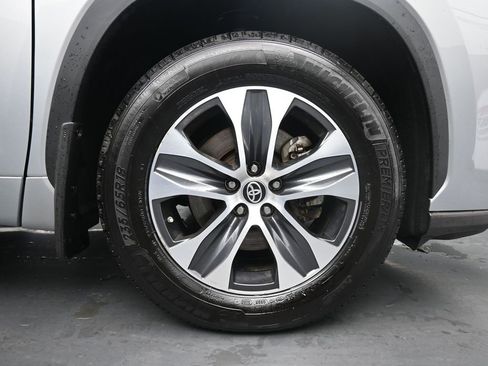 Used 2022 Toyota Highlander XLE image 11