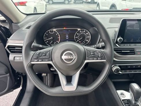Used 2025 Nissan Altima 2.5 SV FWD image 12