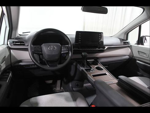 Used 2024 Toyota Sienna LE AWD/4WD image 6