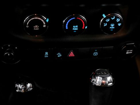 Used 2017 Jeep Wrangler Unlimited Sahara w/ Connectivity Group AWD/4WD image 30