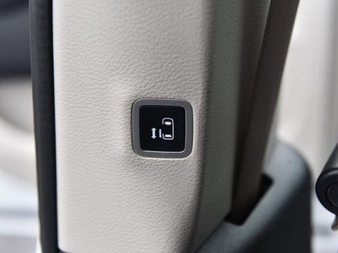 Used 2023 Chrysler Pacifica Limited FWD image 25