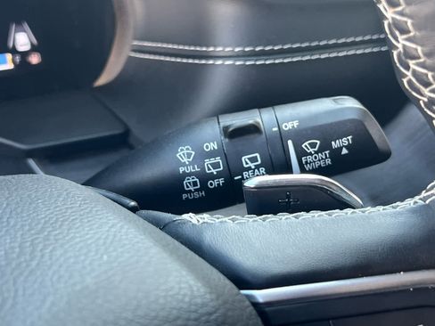 Used 2022 Jeep Grand Cherokee Limited image 24