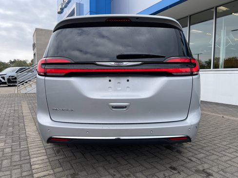 Used 2024 Chrysler Pacifica Touring-L image 4