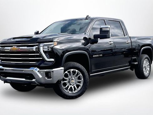 Used 2025 Chevrolet Silverado 2500 LTZ w/ LTZ Plus Package image 3