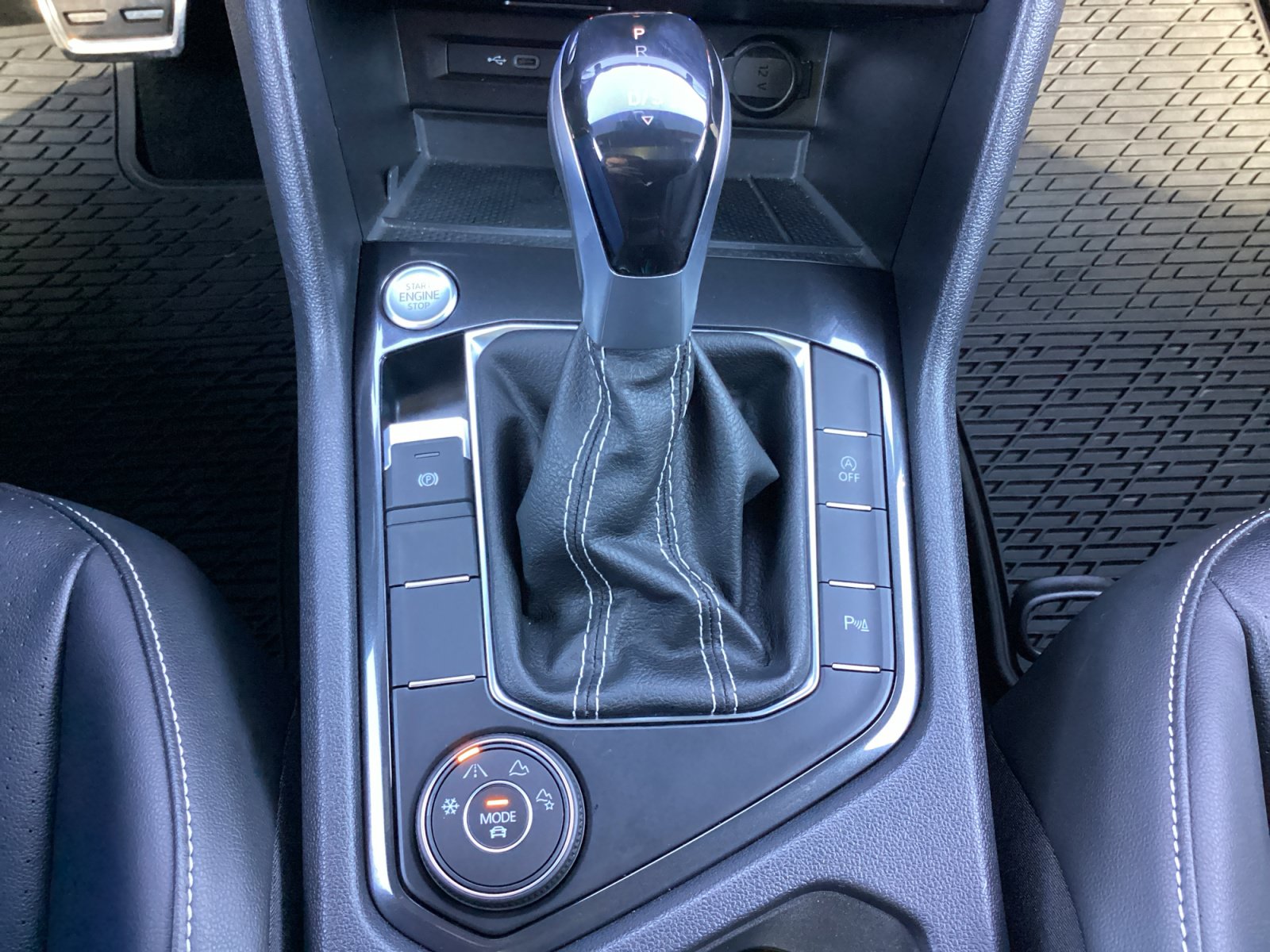 Used 2024 Volkswagen Tiguan SE R-Line AWD/4WD image 27