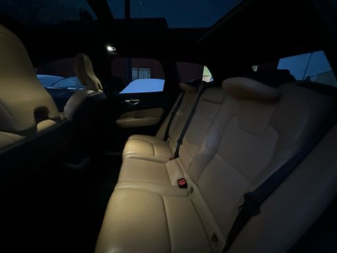 Used 2019 Volvo XC60 T5 Momentum w/ Multimedia Package image 37