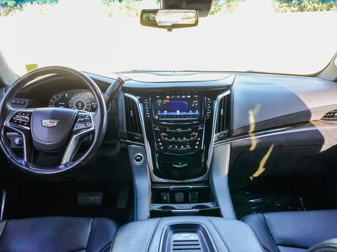 Used 2018 Cadillac Escalade ESV Platinum AWD/4WD image 16