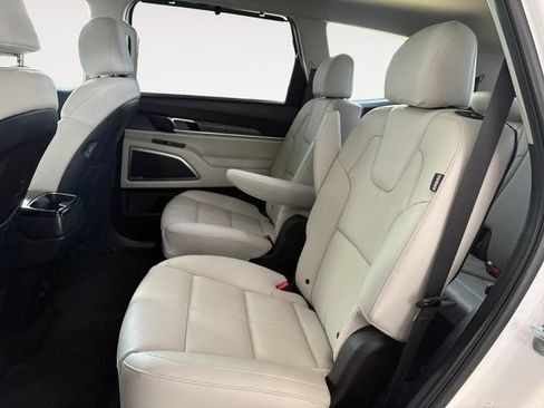 Certified 2025 Kia Telluride EX w/ EX Captain's Chair Package AWD/4WD image 11