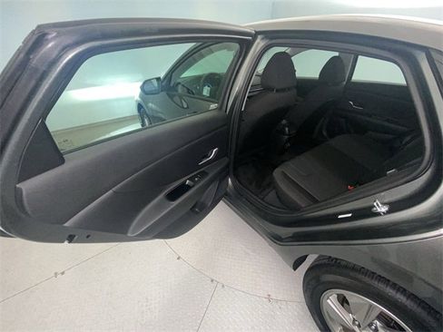 Used 2025 Hyundai Elantra SE image 21