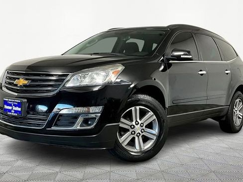 Used 2017 Chevrolet Traverse LT image 2