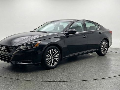 Used 2025 Nissan Altima 2.5 SV image 3