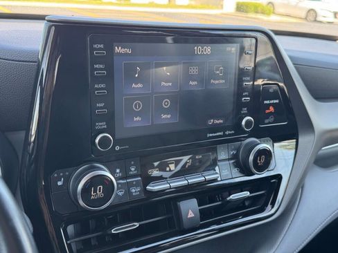 Used 2022 Toyota Highlander XLE AWD/4WD image 16