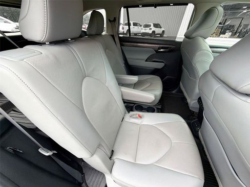 Used 2023 Toyota Highlander Limited AWD/4WD image 29