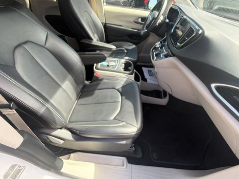 Used 2024 Chrysler Pacifica Touring-L FWD image 50