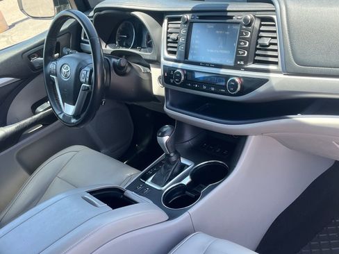 Used 2017 Toyota Highlander XLE w/ Carpet Mat Package AWD/4WD image 9