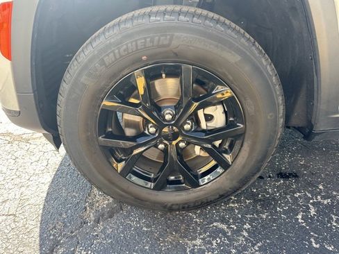 Used 2024 Jeep Grand Cherokee L Altitude image 32