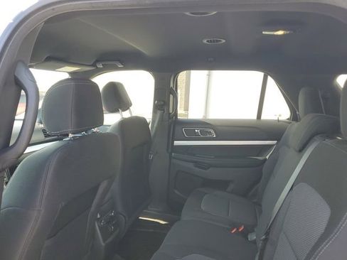 Used 2017 Ford Explorer XLT AWD/4WD image 10