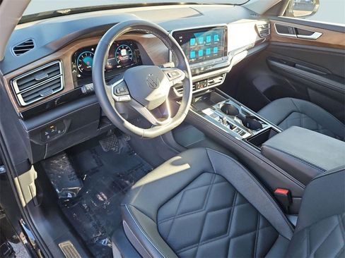 Used 2025 Volkswagen Atlas SE image 13