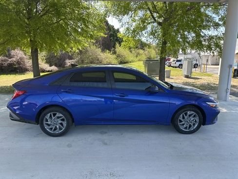 Used 2025 Hyundai Elantra Blue image 2