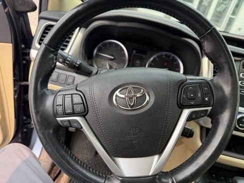 Used 2019 Toyota Highlander XLE AWD/4WD image 18